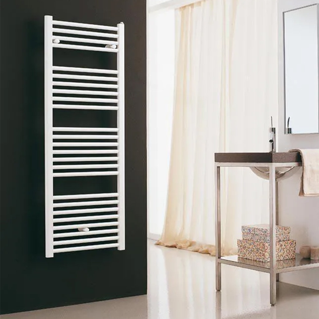 photo d'un sèche serviette dans une belle salle de bain moderne