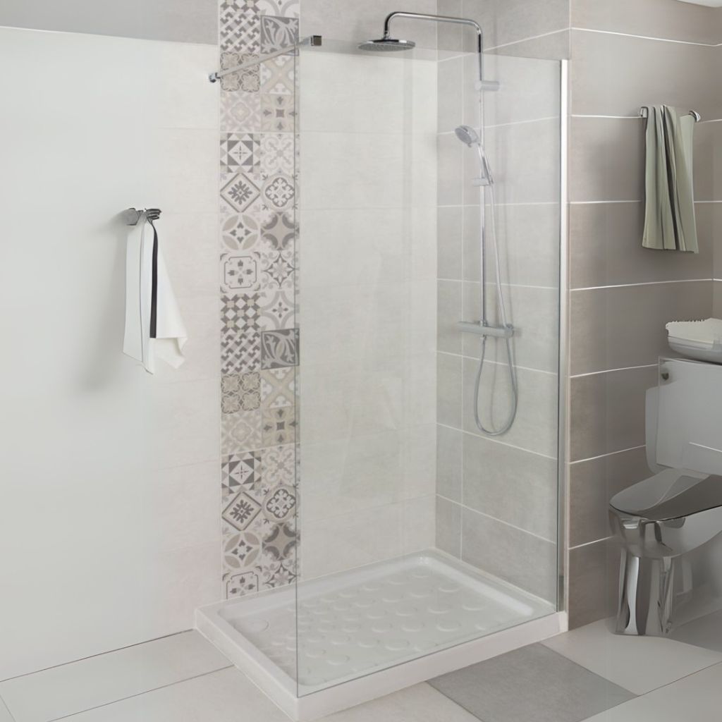 photo d'une paroi de douche dans une salle de bain
