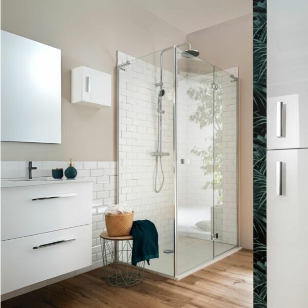 photo d'une paroi de douche dans une salle de bain moderne