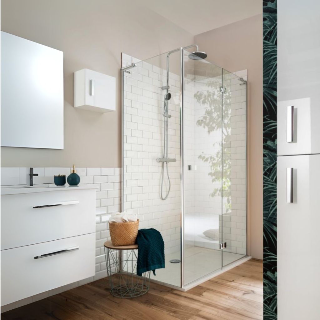 photo d'une paroi de douche dans une salle de bain moderne